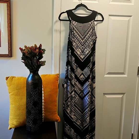 Studio One Black and White Geometric Maxi Dress - Picture 3 of 9